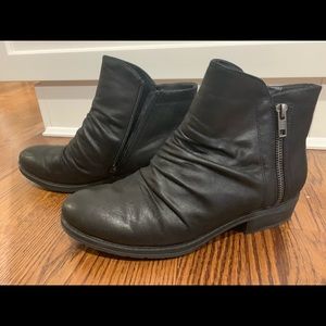 Bare Traps Black boots